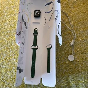 Apple Watch series 7 41mm green alu clover sports band GPS/cellular